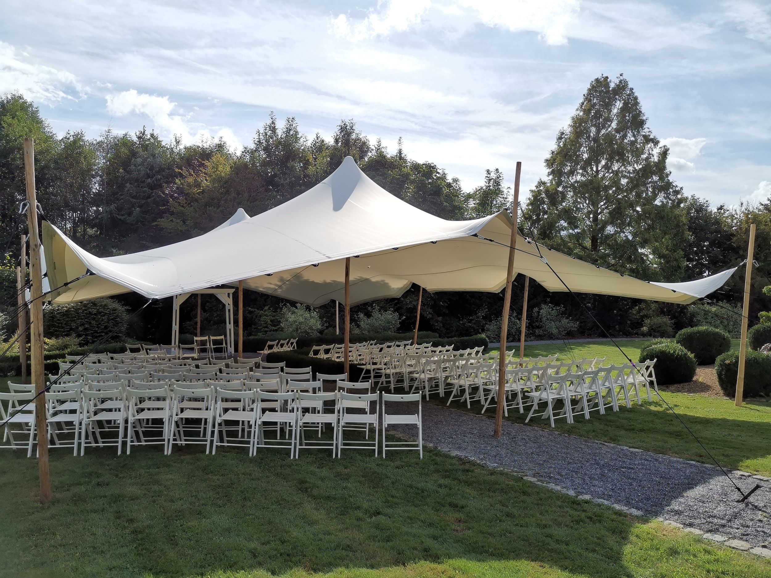 Location d'une tente stretch pour une cérémonie de mariage en plein air