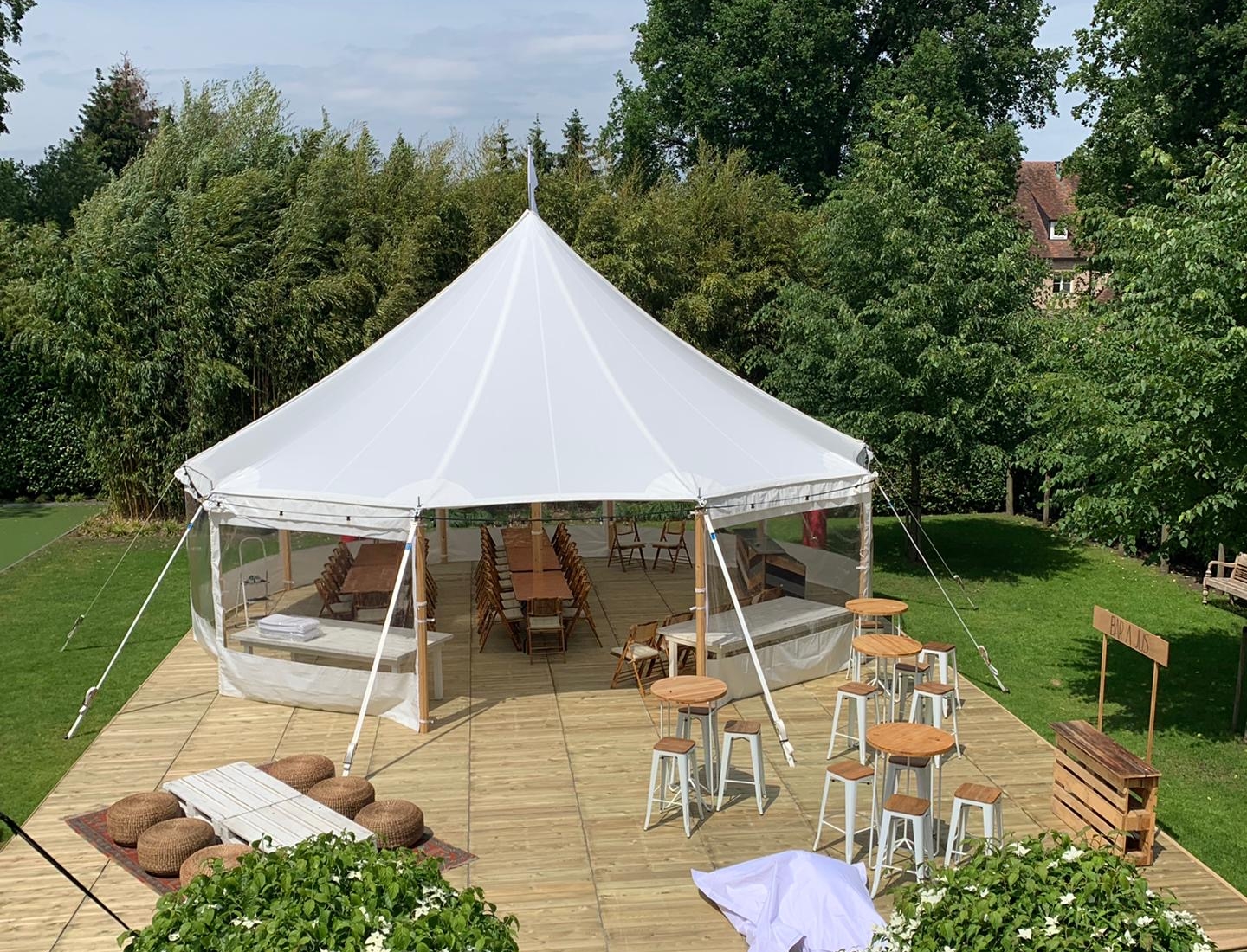 Location d’une tente silhouette blanche pour réception et événement en plein air élégant