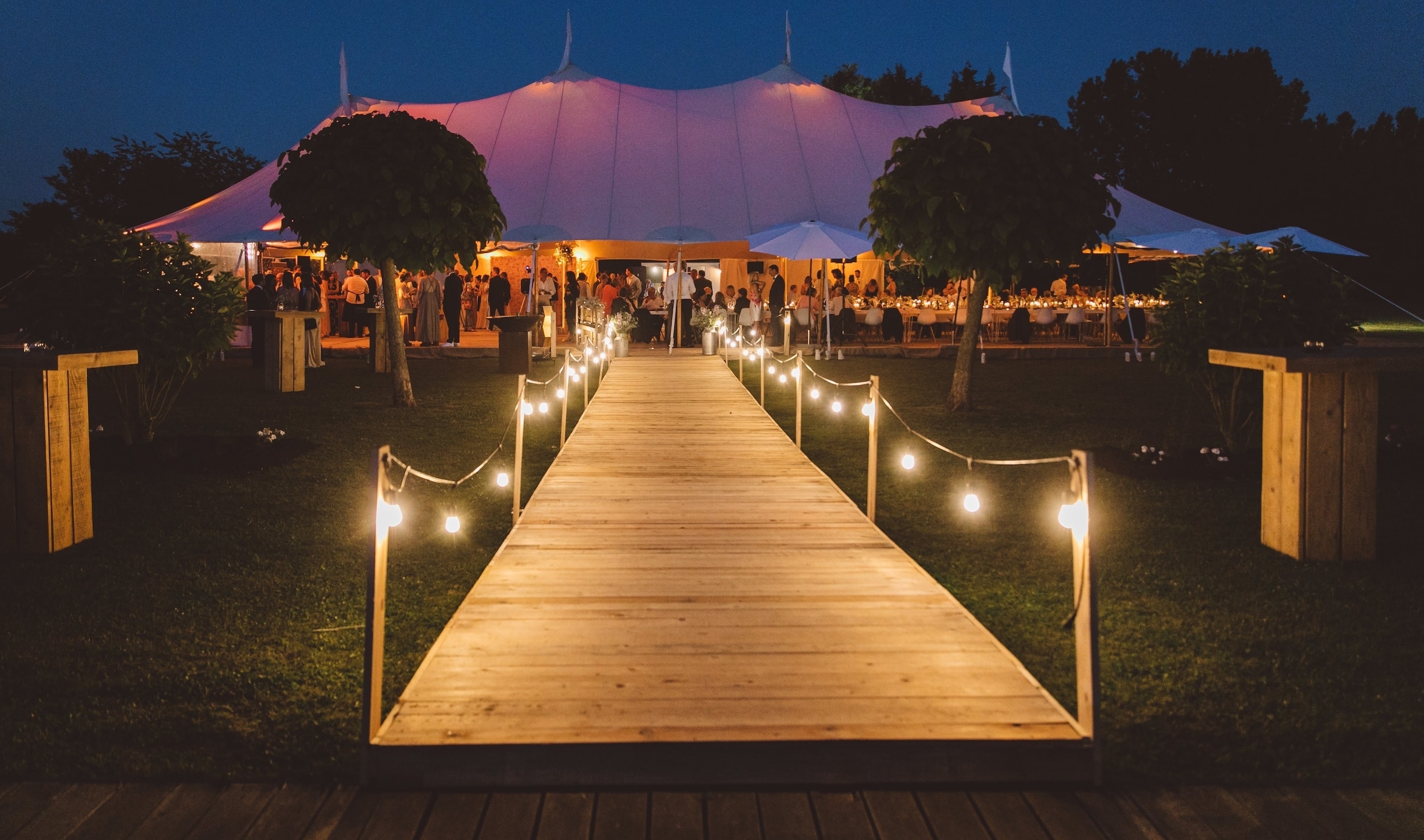 Die perfekte Beleuchtung für eine Hochzeit im Festzelt