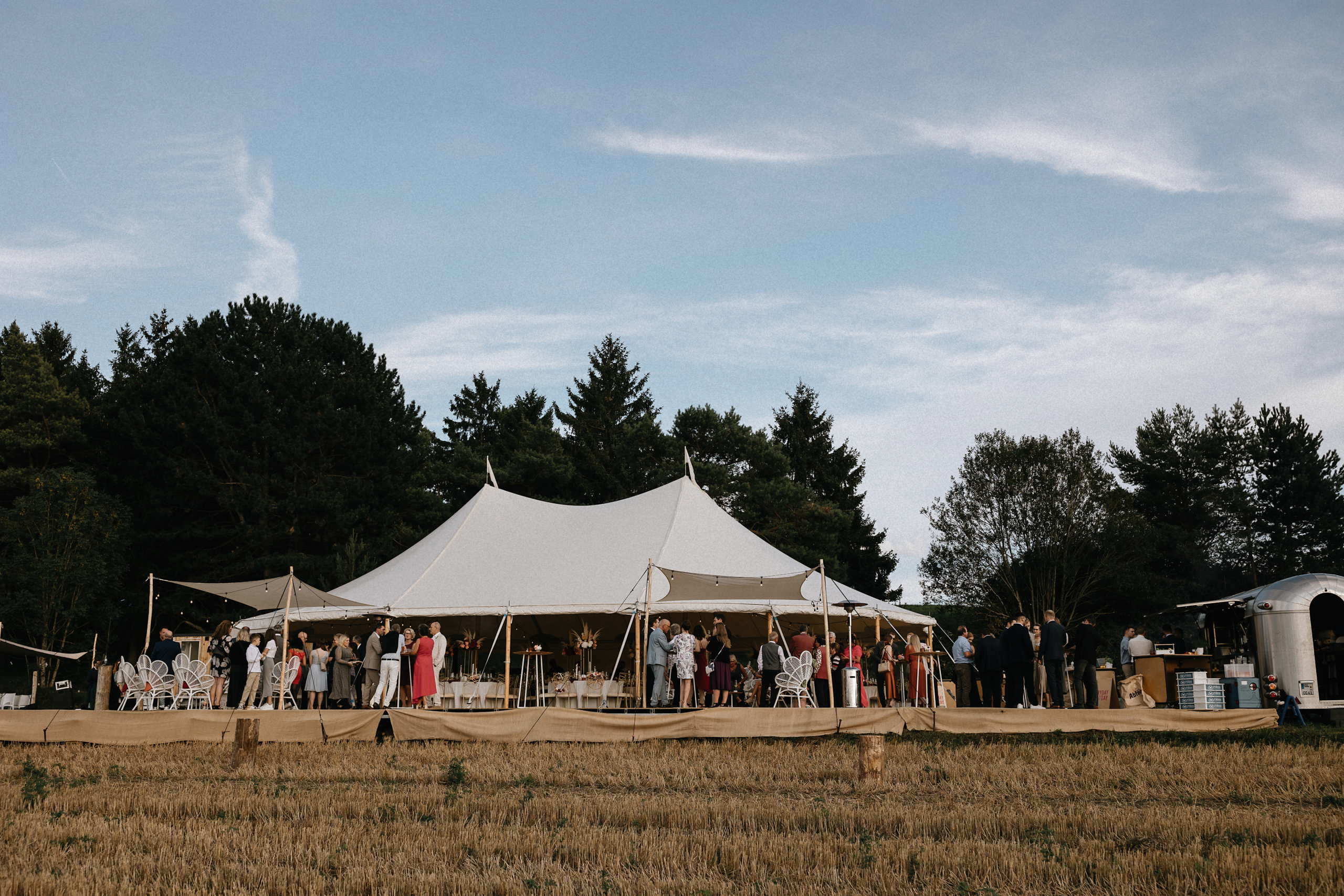 Location de tente événementielle blanche pour vin d’honneur et réception de mariage