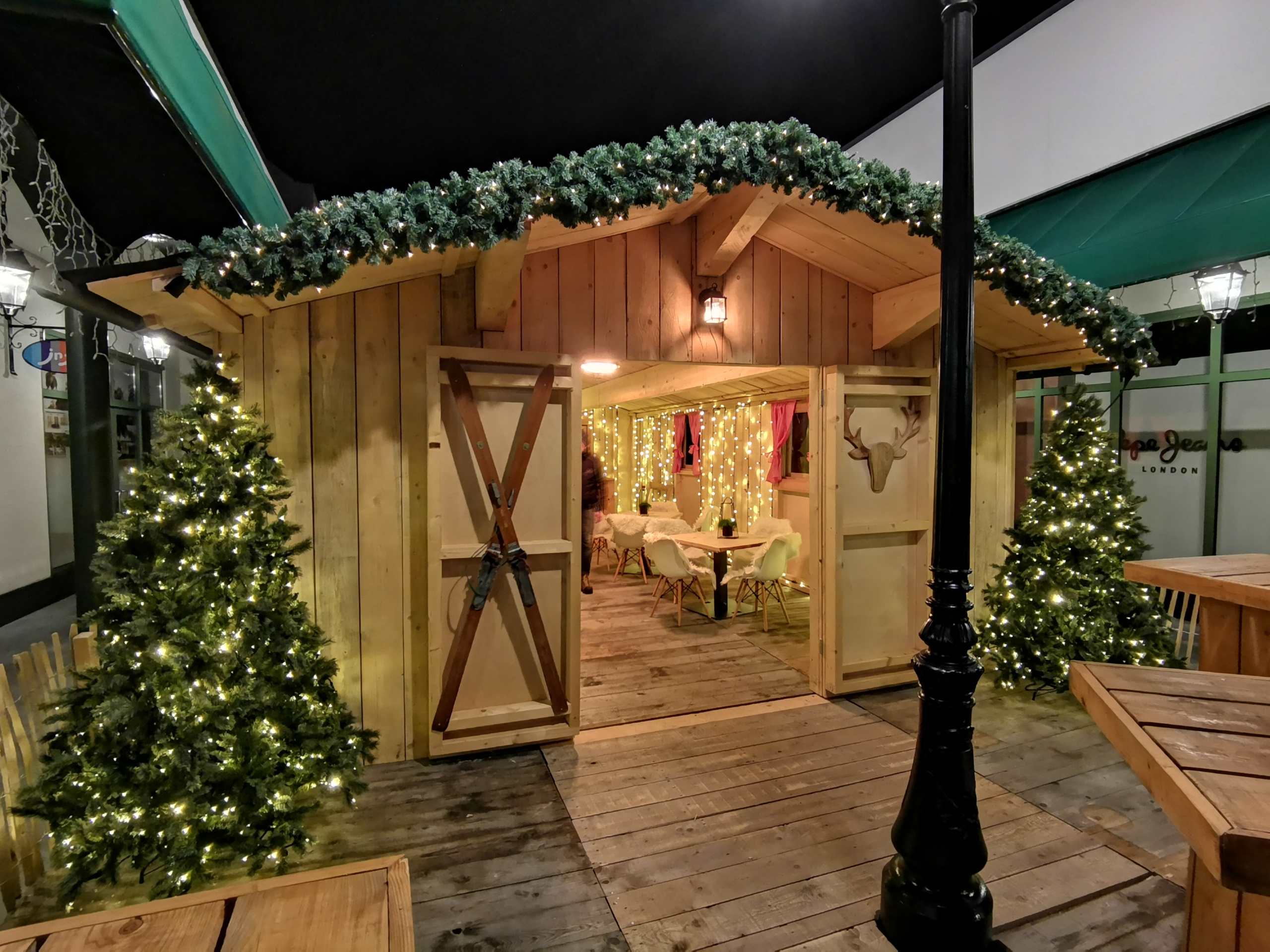 Chalet de Noël en bois installé pour un événement hivernal