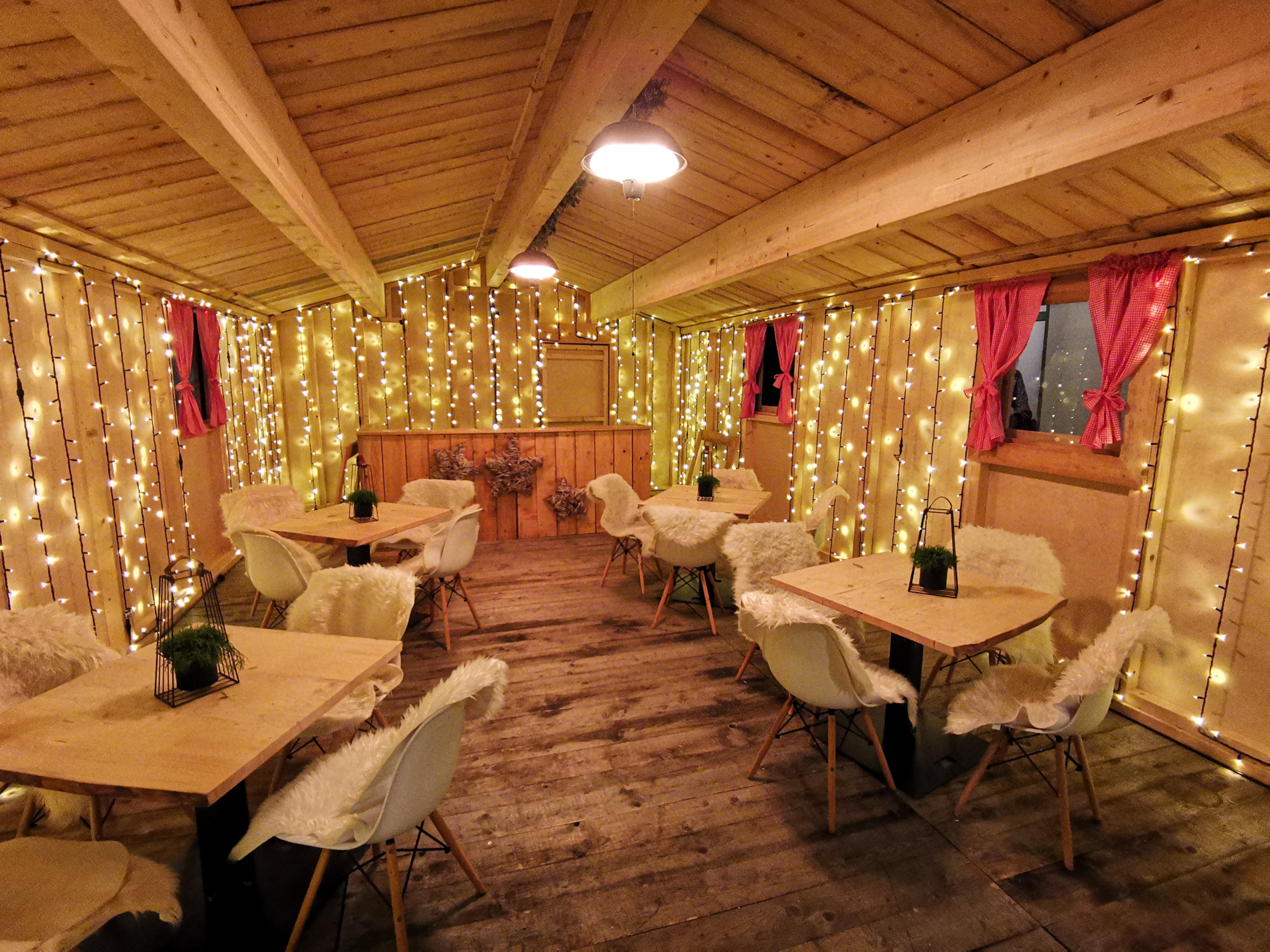 Intérieur d'un chalet de Noël en bois avec décoration lumineuse